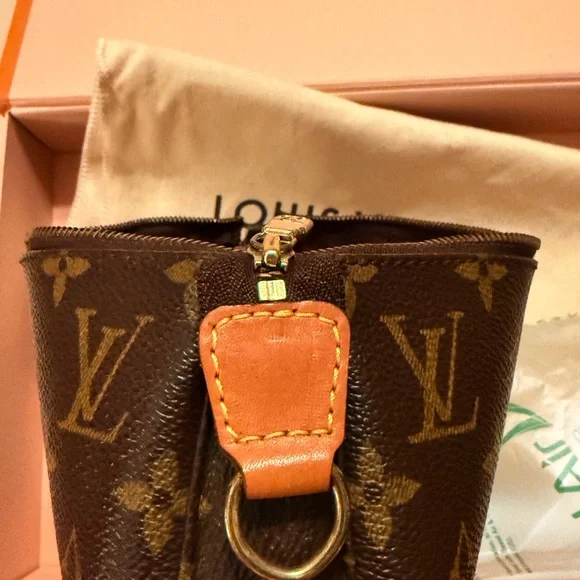 Vintage Louis Vuitton Pochette Accessoires Monogram bag with Gold Chain - Picture 9 of 11